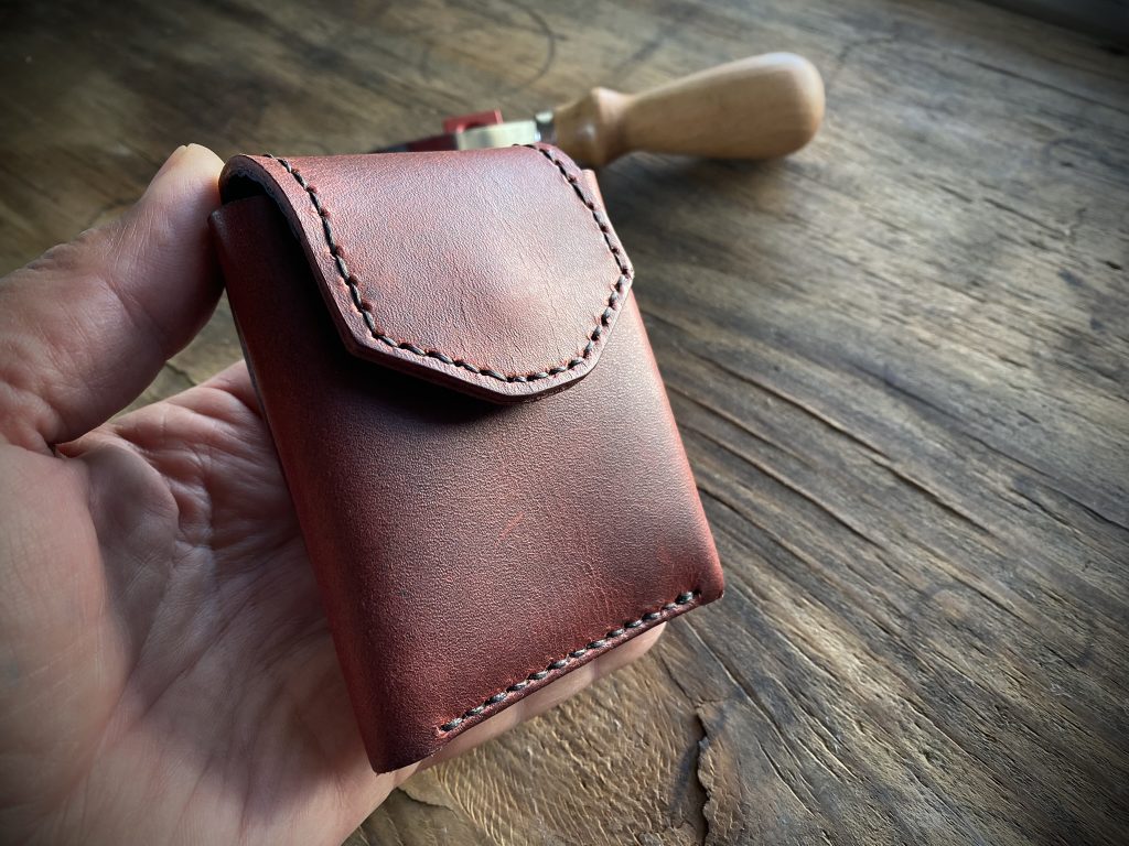 Χειροποίητο Δερμάτινο Πορτοφόλι – Full‑Grain Leather, Compact 8×10,5 cm, Με Θήκη Κερμάτων